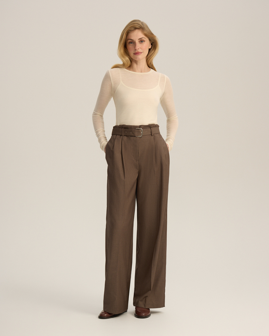 Брюки с защипами с поясом коричневый 12900₽