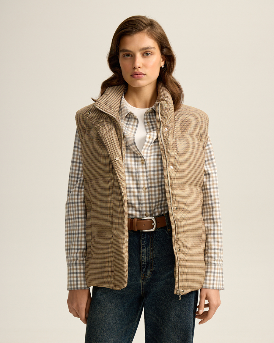 стеганый жилет с натуральным наполнителем из пуха и пера  фотография