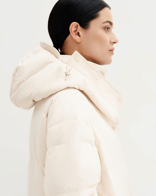 Удлиненный пуховик с капюшоном-трансформером, молочный