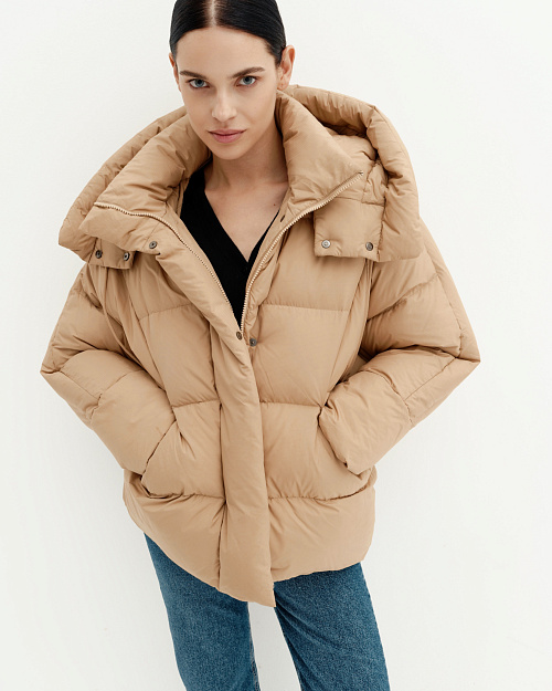 Пуховик с капюшоном и карманами на резинке, бежевый