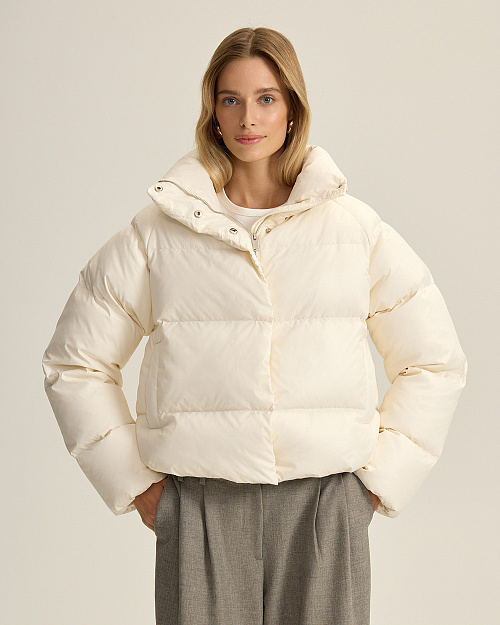 Короткий пуховик с натуральным наполнителем, молочный