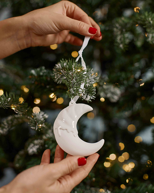Елочная игрушка из фарфора "Месяц"
