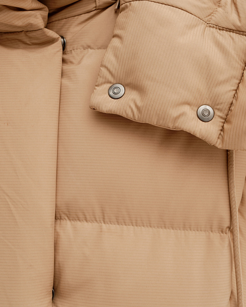 Пуховик с капюшоном и карманами на резинке, бежевый