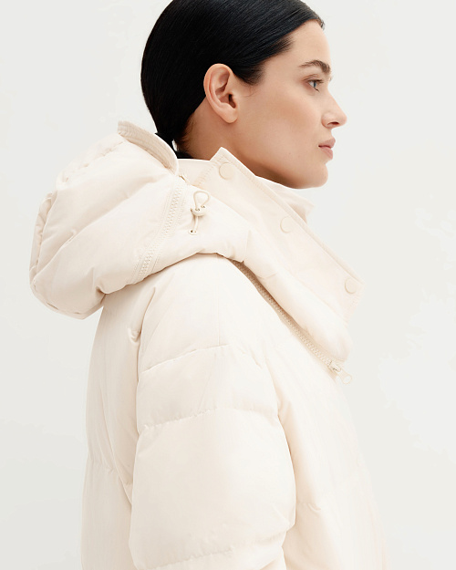 Удлиненный пуховик с капюшоном-трансформером, молочный