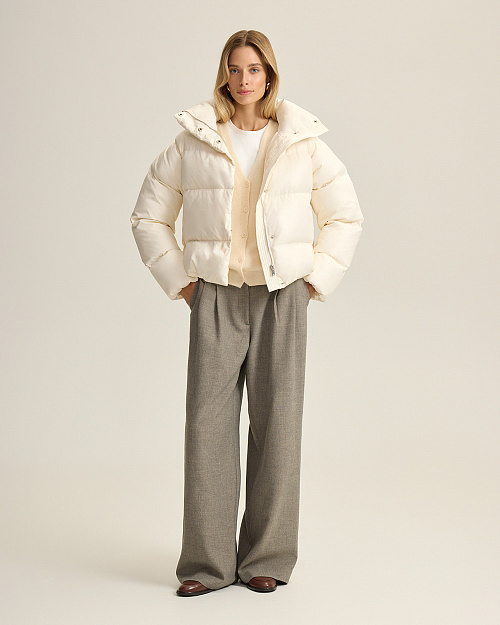 Короткий пуховик с натуральным наполнителем, молочный