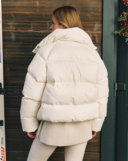 Короткий пуховик с натуральным наполнителем, молочный
