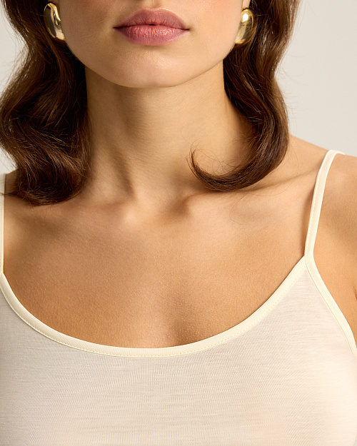 Топ на тонких бретелях, из лиоцелла, молочный