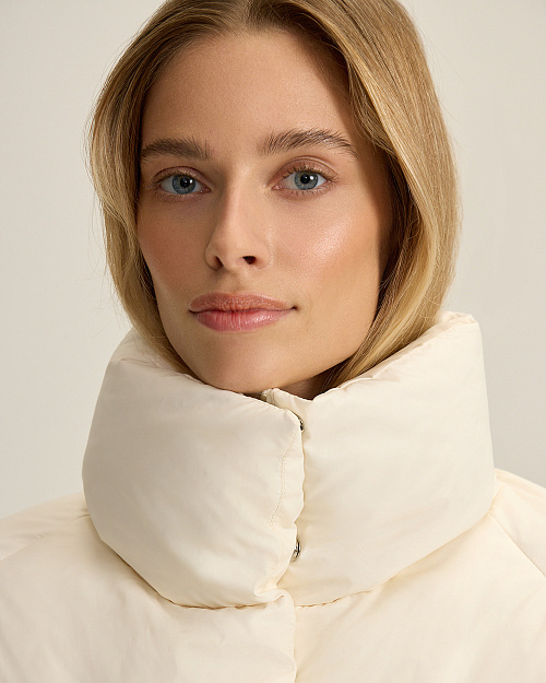 Короткий пуховик с натуральным наполнителем, молочный