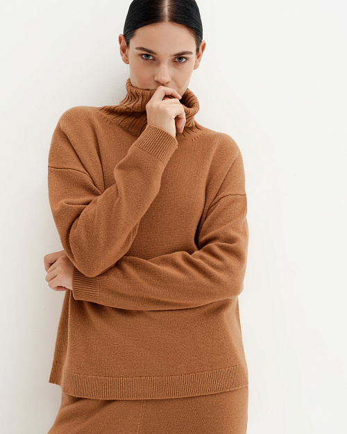 Прямой оверсайз свитер с высоким воротом, из 100% шерсти мериноса, карамельный
