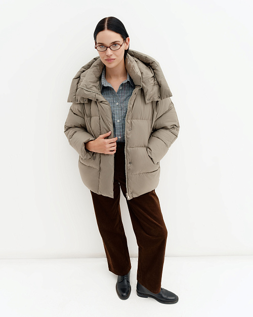 Пуховик с капюшоном и карманами на резинке, хаки
